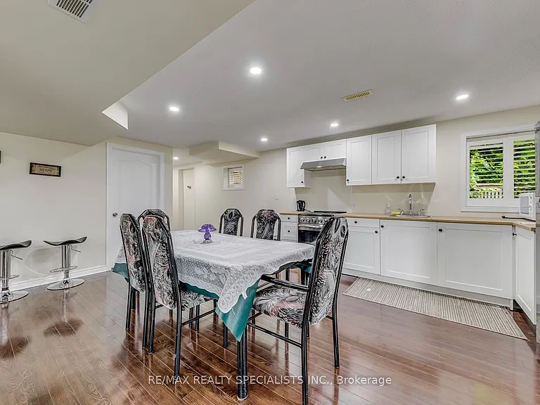 5486 Landsborough Ave — Photo 11