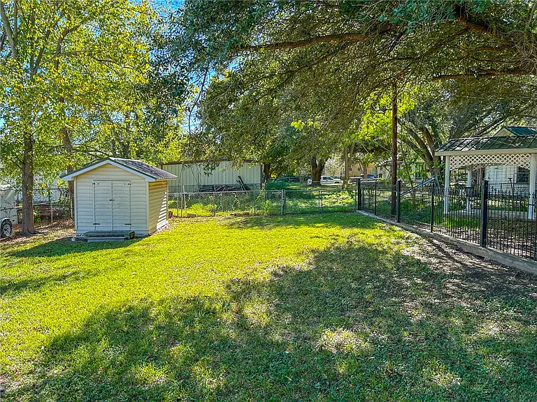307 W Buck St — Photo 4