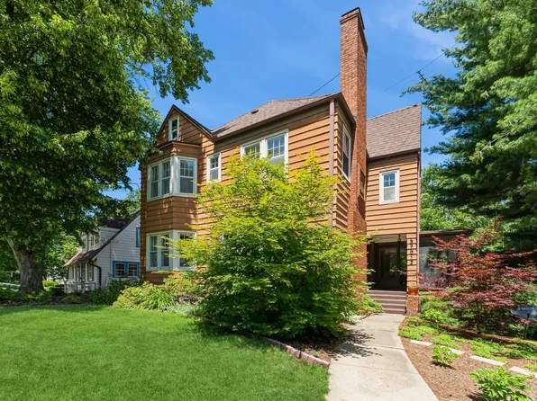 5701 Waterbury Cir, Des Moines, IA 50312