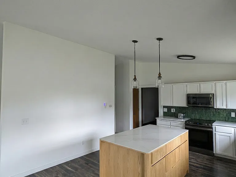 725 W Division Ave — Photo 7