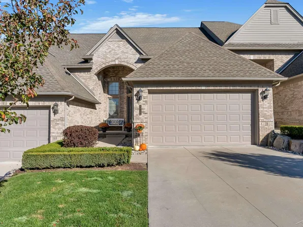 5649 Knob Hill Cir, Clarkston, MI 48348