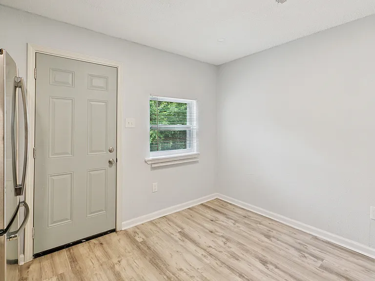 1075 Tallow Tree Ln — Photo 6