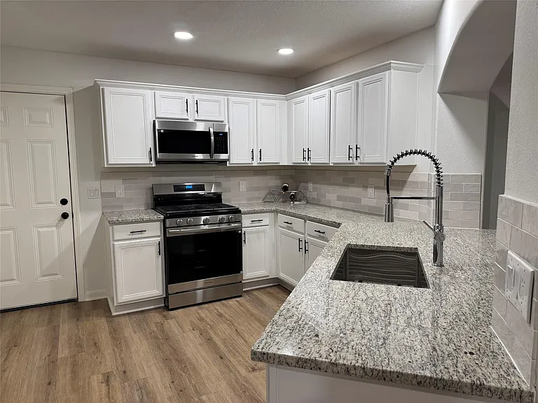 6894 Stillwater Dr — Photo 3