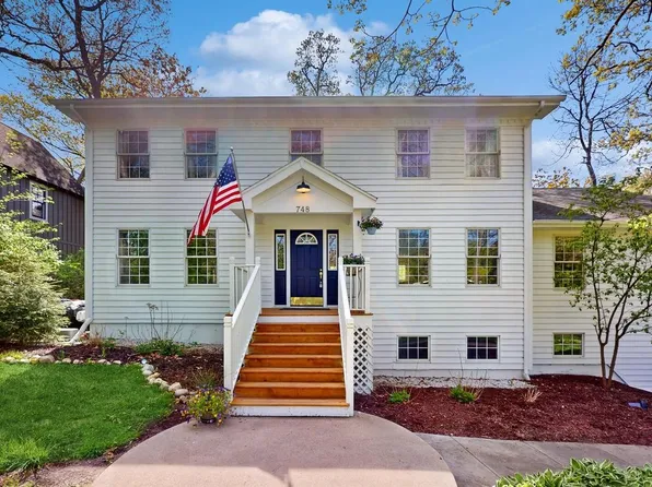 748 Indian Hills ROAD, Fontana, WI 53125