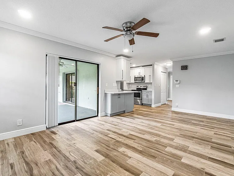 1849 Tulip Ln — Photo 6