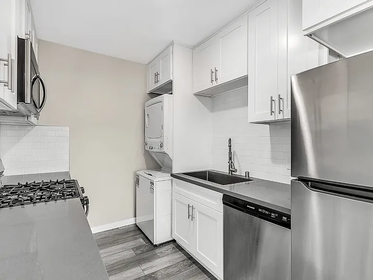 Courtyard Apartments at La Pat Place — Photo 5