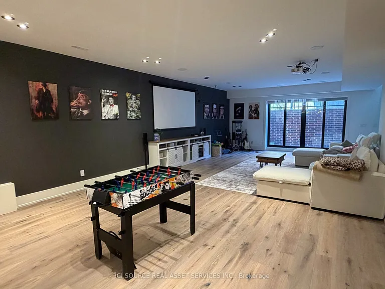211 Kennedy St W — Photo 16