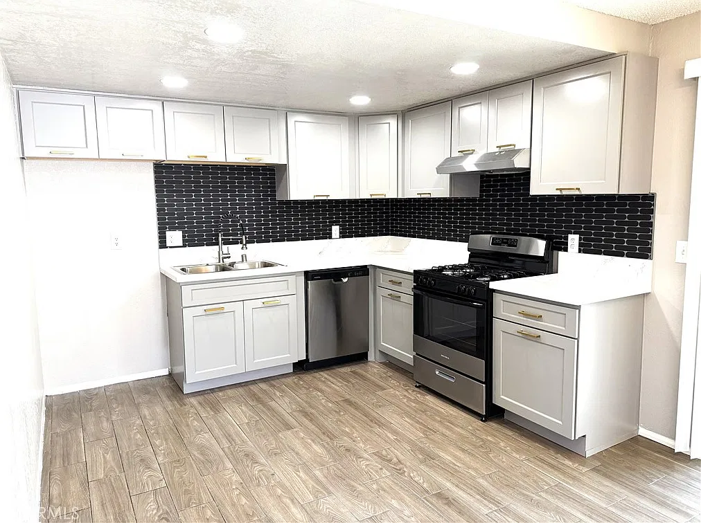 3 bed, 1.5 bath, 900 sqft, $3,395 — Photo 2
