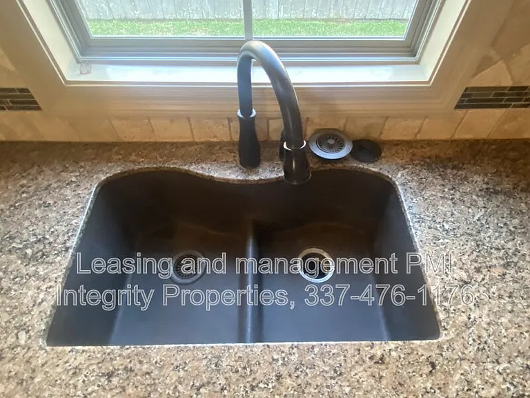 330 Dunvegan Ct — Photo 15