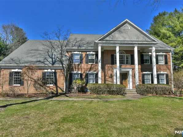 400 Scholar Ct, Franklin Lakes, NJ 07417