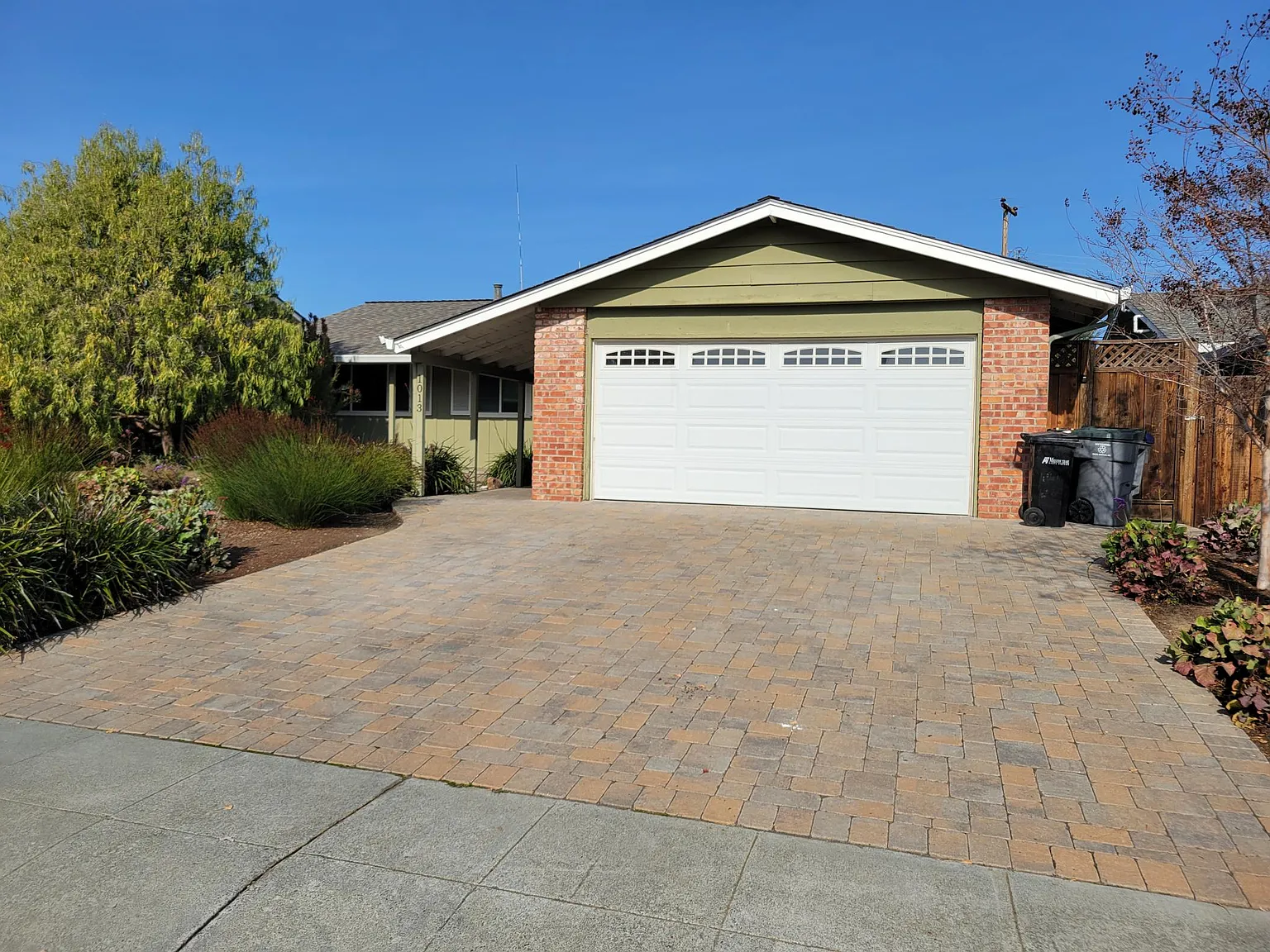 3 bed, 1296 sqft, $5,300 — Photo 2
