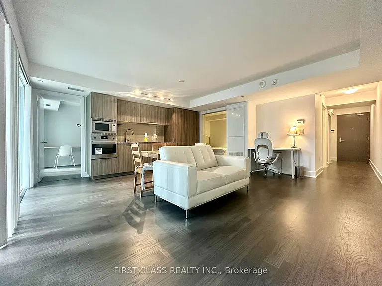 955 Bay St #527 — Photo 4