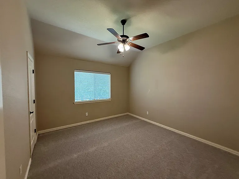 2207 Canterbury Dr — Photo 15