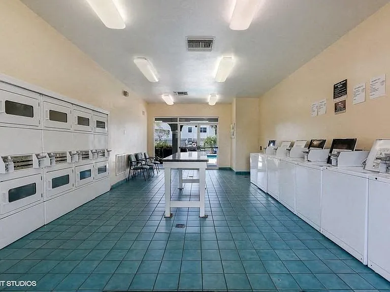 Villa Biscayne Apartments — Photo 8