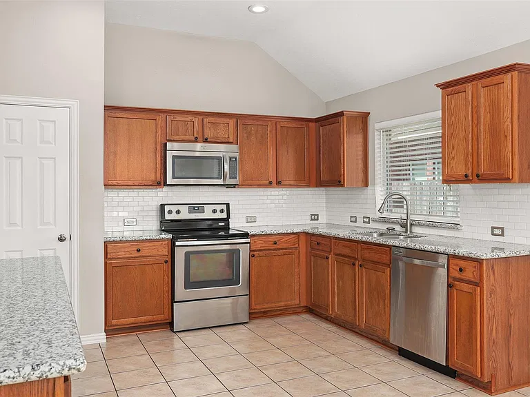 7611 Waterlilly Ln — Photo 6