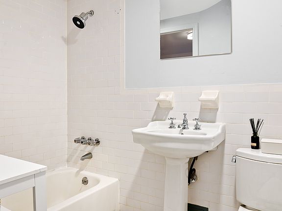 5th image of 122 Duane St APT 3c