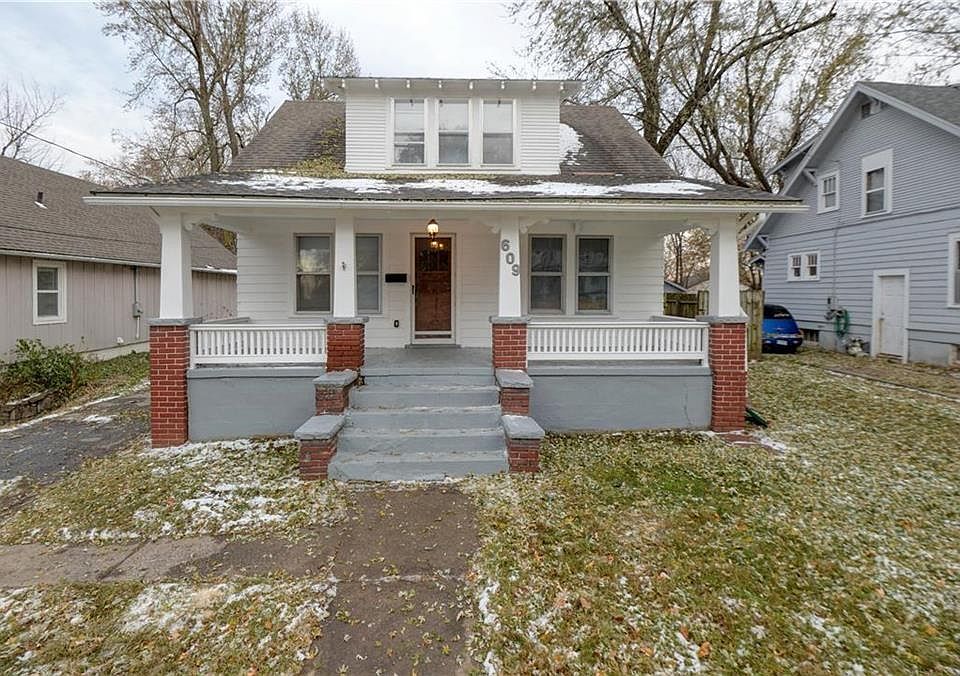 1st image of 609 E College St
