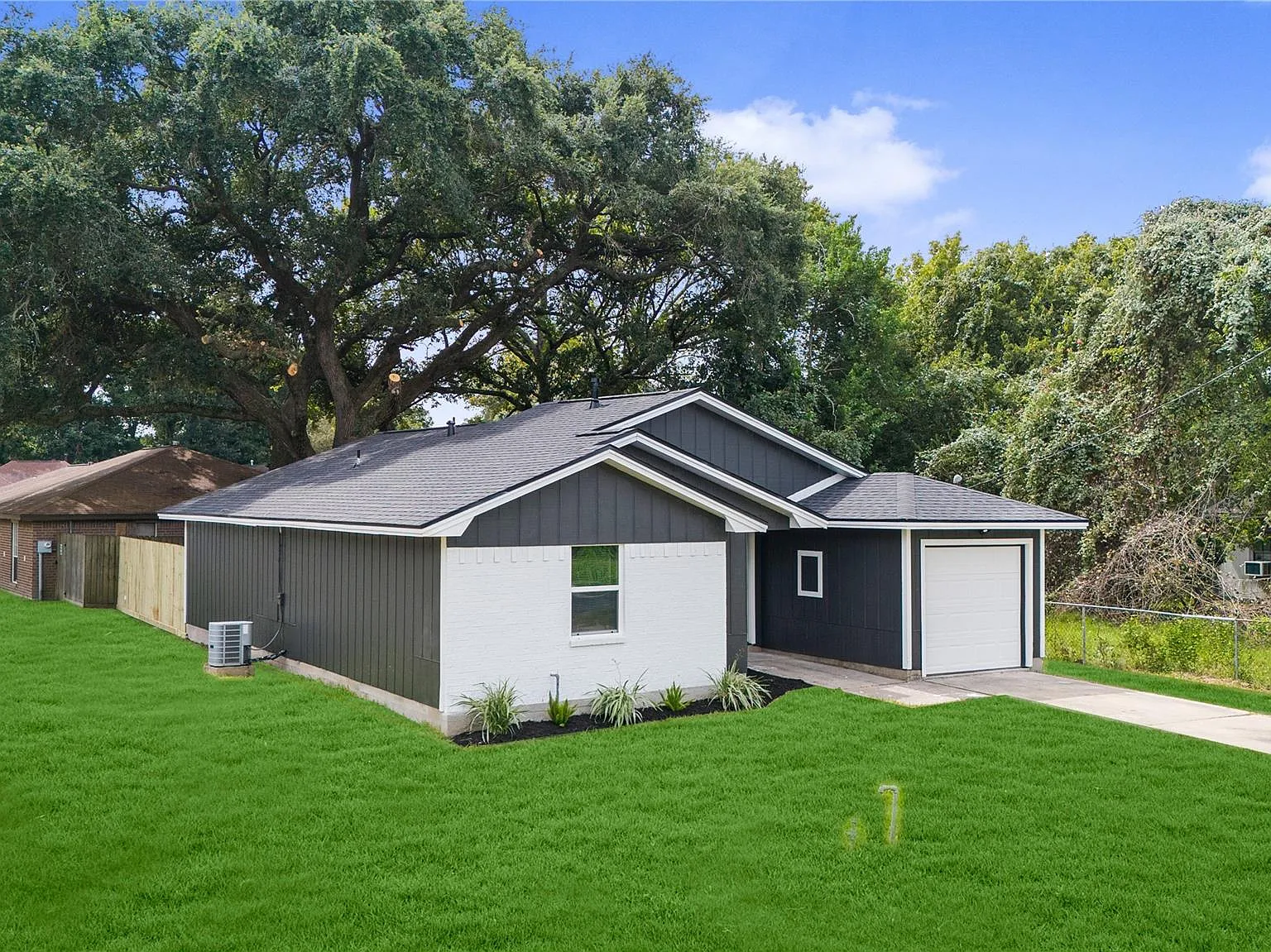 3 bed, 2.0 bath, 1074 sqft, $1,650 — Photo 2