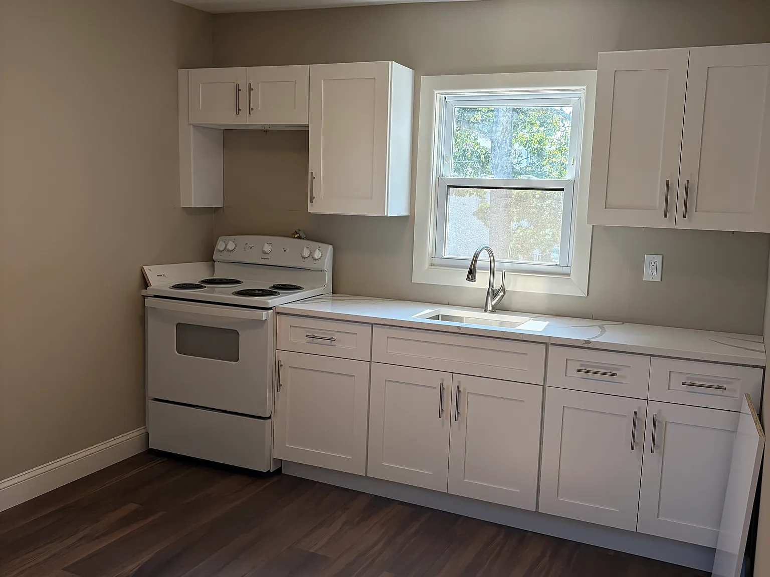 3 bed, 1000 sqft, $3,500 — Photo 2