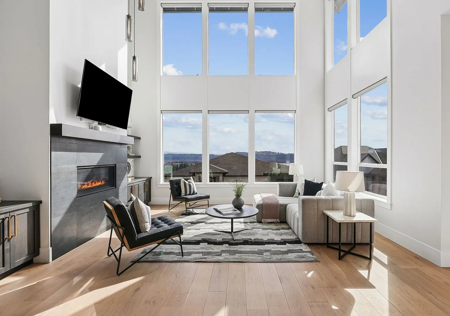 Elevated Luxury With Sweeping Columbia River Views — Photo 3