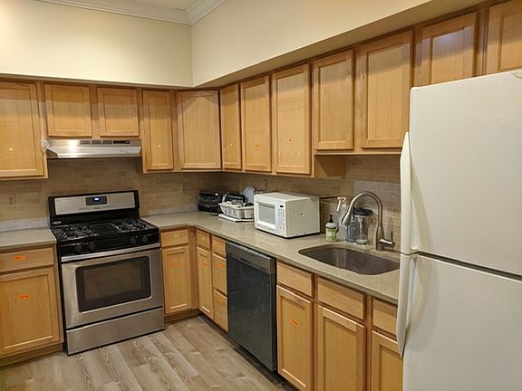 Full Kitchen with quartz countertop