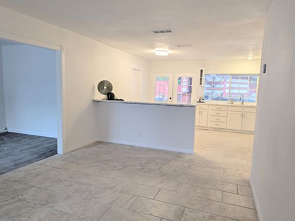 Entrance/Dining area.