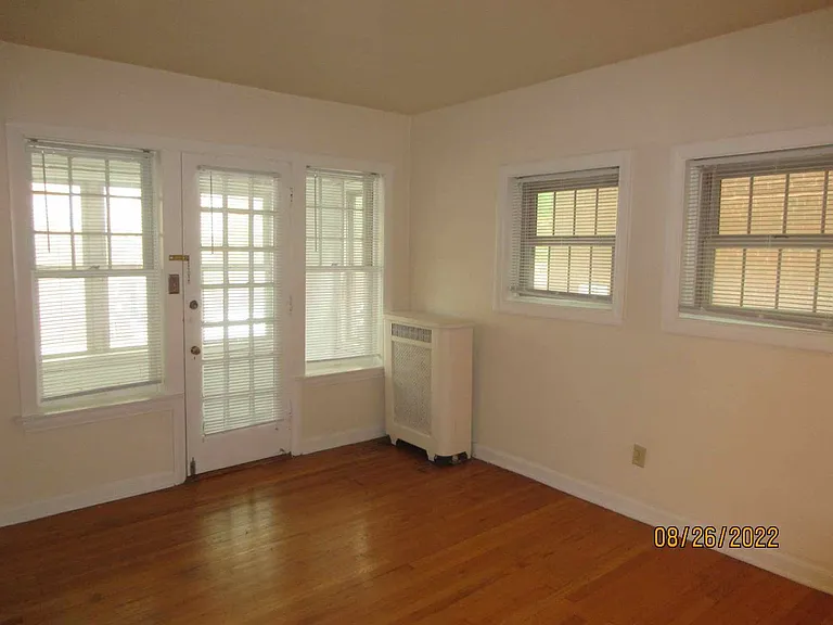 1982 N Prospect Ave #1B — Photo 2