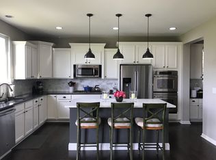 660 Ridgeview Ln, Sugar Grove, IL 60554