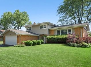 1915 N Burke Dr, Arlington Heights, IL 60004