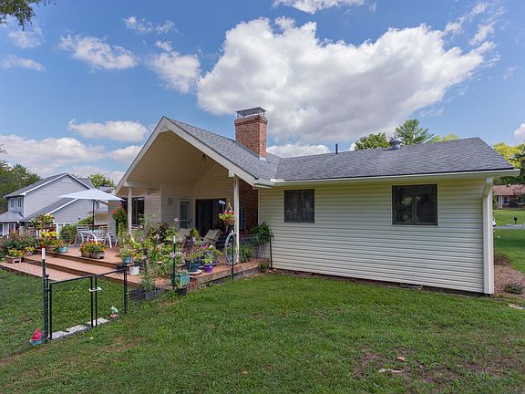 3rd image of 28 Edgewood Dr