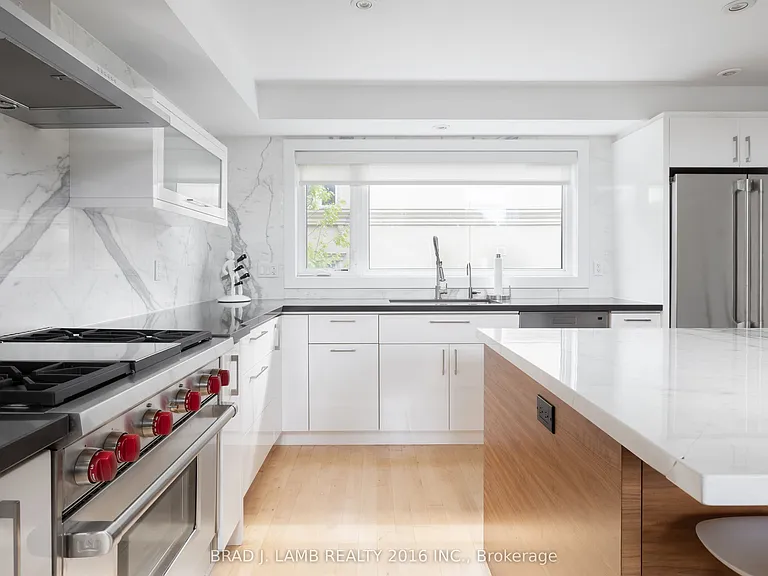16 Egerton Ln N — Photo 5