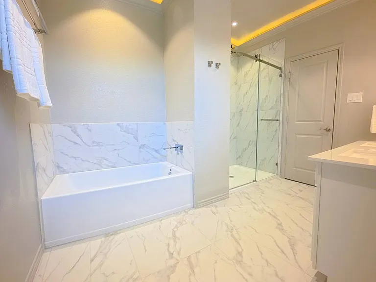 Primary Ensuite with Separate Tub and Shower (Plan 3201)
