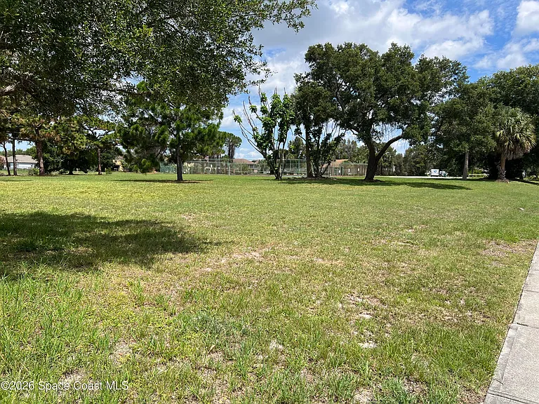 810 Benton Dr — Photo 22