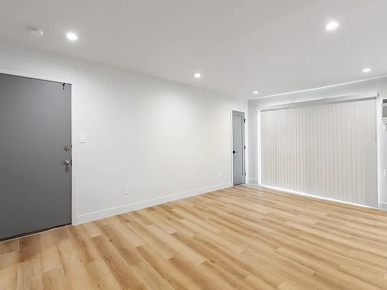 243 S Park View St #4 — Photo 4