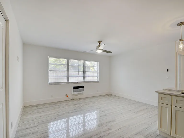 525 S Broadway #J — Photo 2