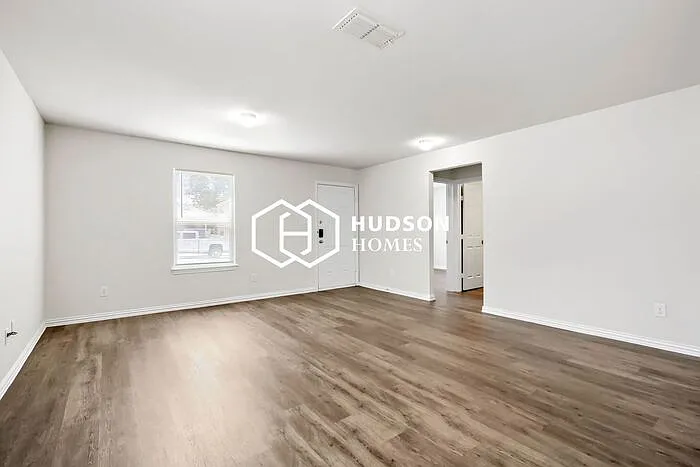 3 bed, 2.0 bath, 1090 sqft, $1,525 — Photo 3