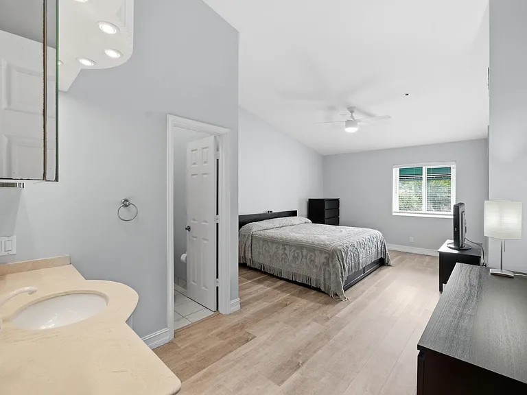 2445 NE 14th St #5-509 — Photo 18