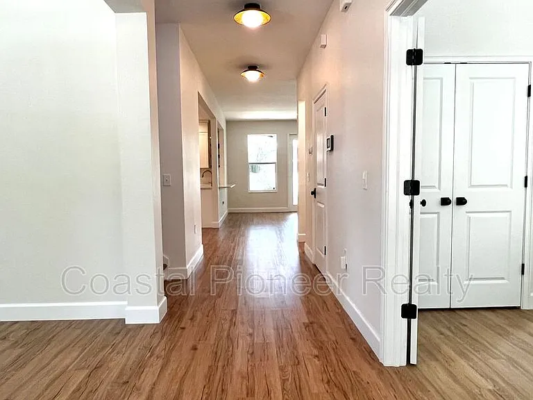 1738 W Spruce St — Photo 9