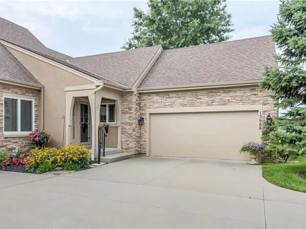 13988 S Summit St, Olathe, KS 66062