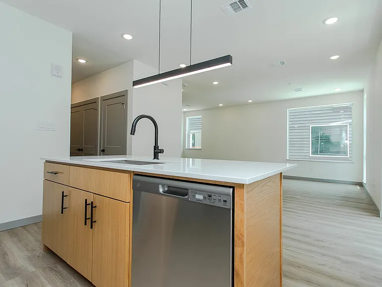 4001 Roseland Ave — Photo 66