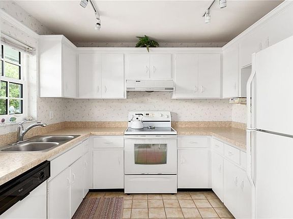2nd image of 900 Jasmine Ln