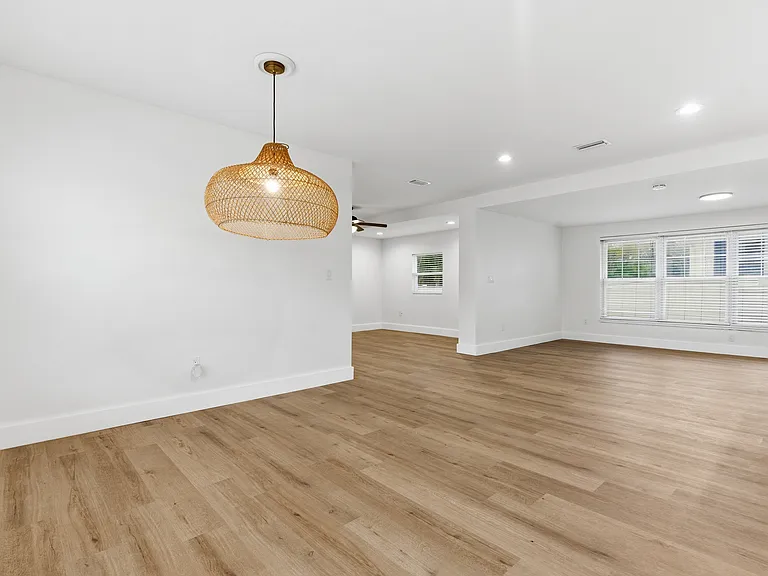 327 Sunny Ln — Photo 13