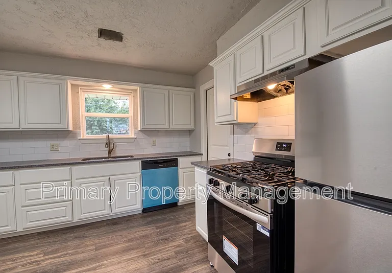 2828 SW 83rd St — Photo 15