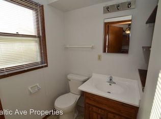 665 Ridgeway Dr, Hartland, WI 53029