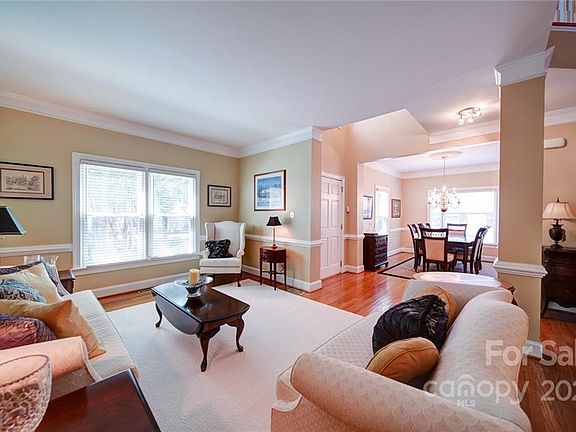 3rd image of 15616 Woodland Ridge Ln