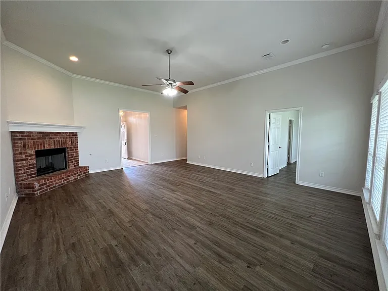 911 Scoffield Dr — Photo 12