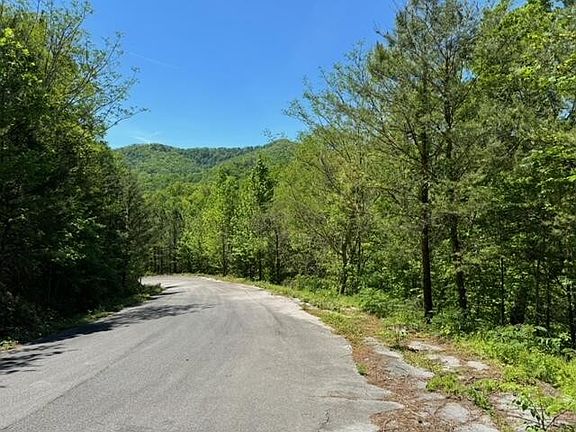 2nd image of 2481 Happy Hollow Rd