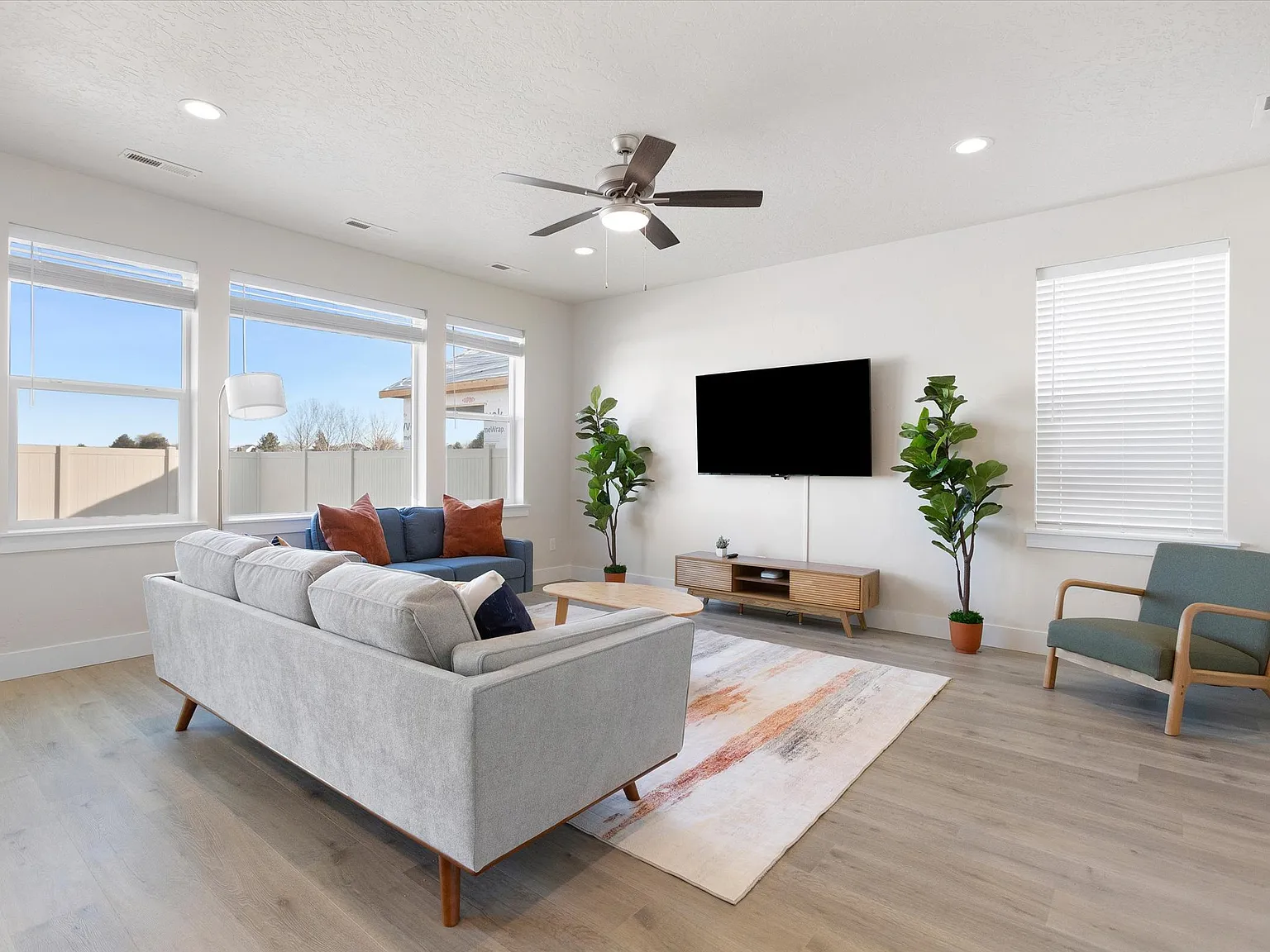 4 bed, 2.5 bath, 2078 sqft, $5,000 — Photo 1