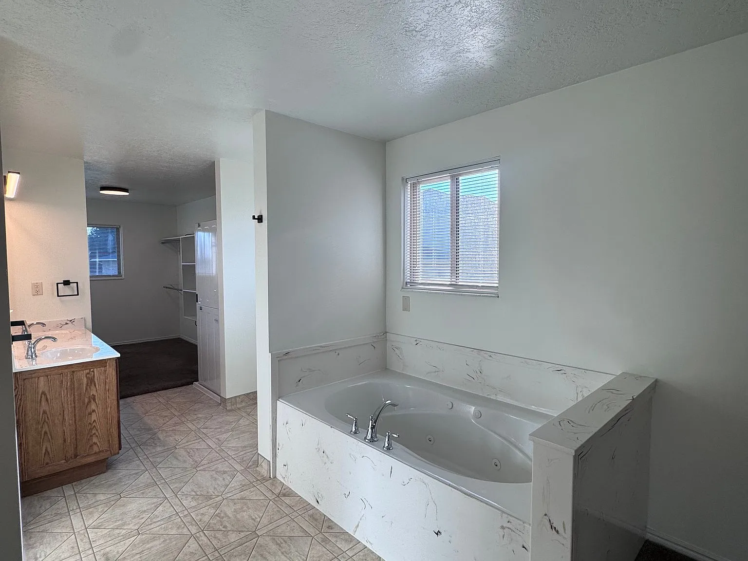 2 bed 2 bath - upstairs unit — Photo 4