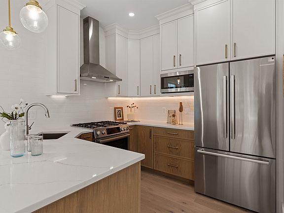 5th image of 326 Lowell St #4